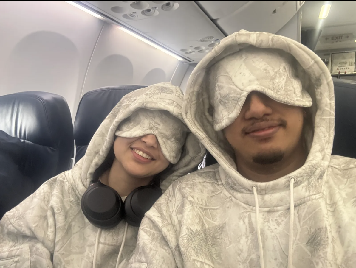 Cliente portant le hoodie Airplane Mode en avion