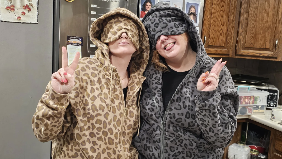 Deux femmes portant le zip hoodie léopard en extérieur