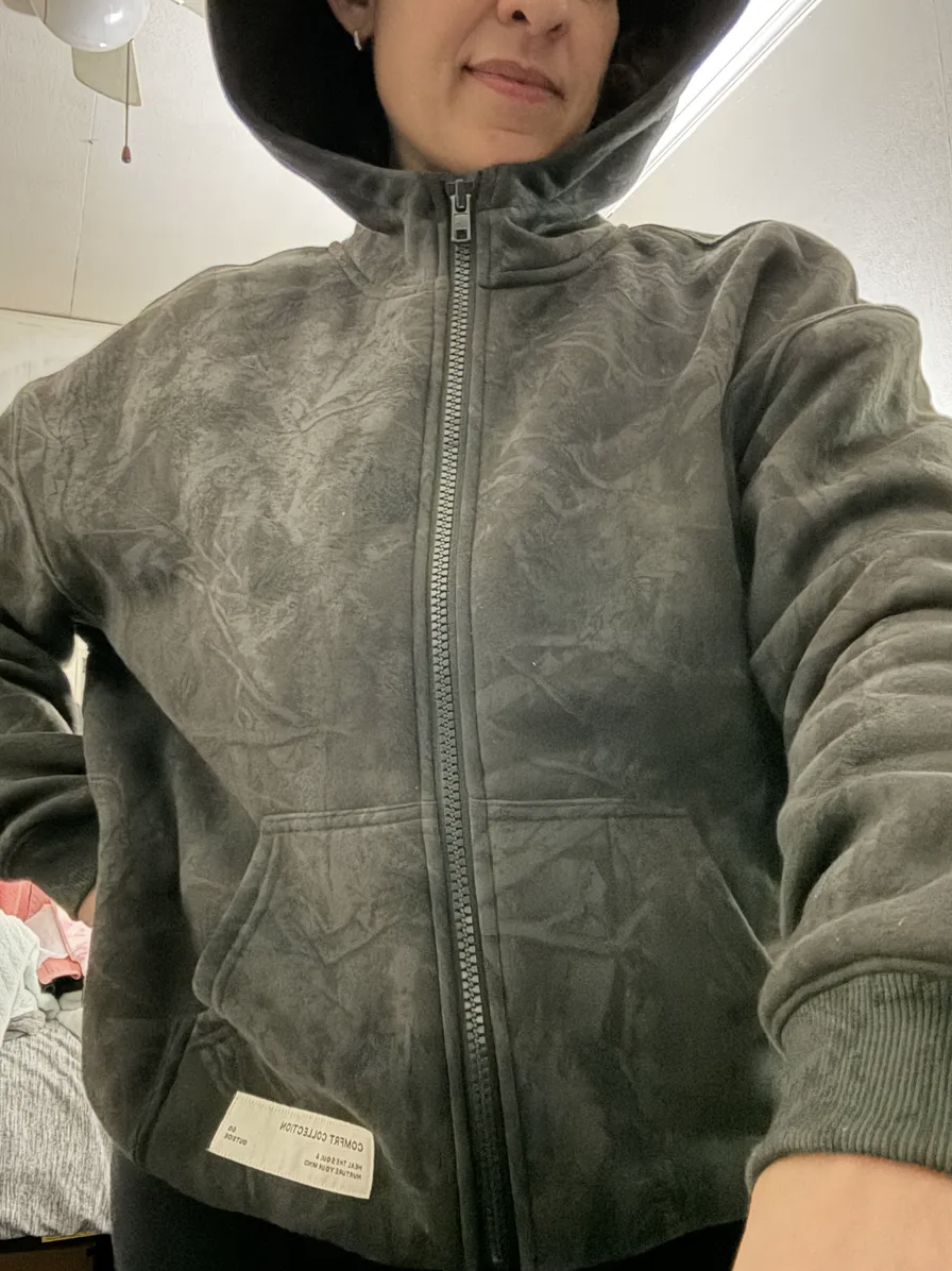 Détail du zip hoodie olive porté en ville