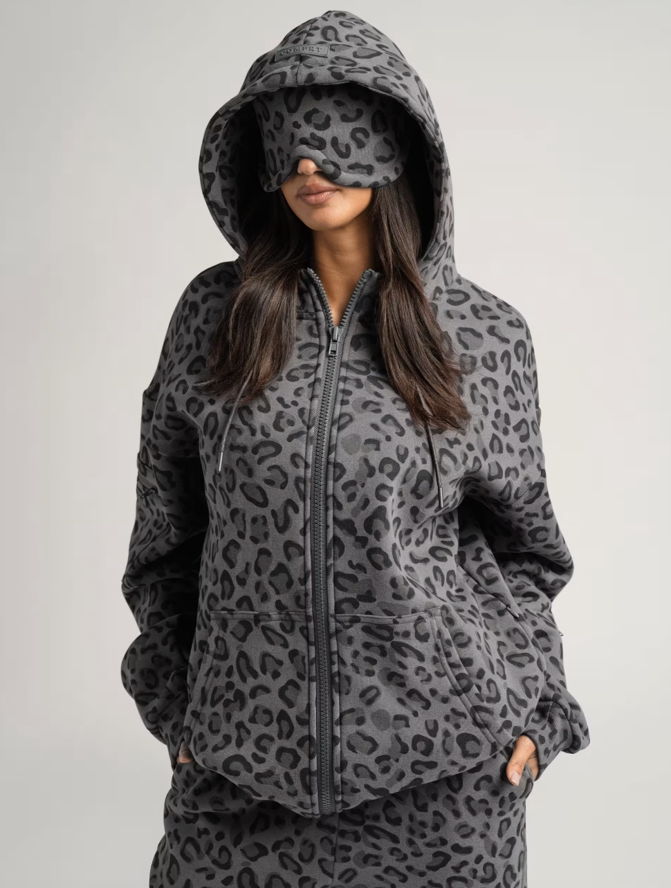 Femme portant un hoodie zippé gris chiné Comfrt