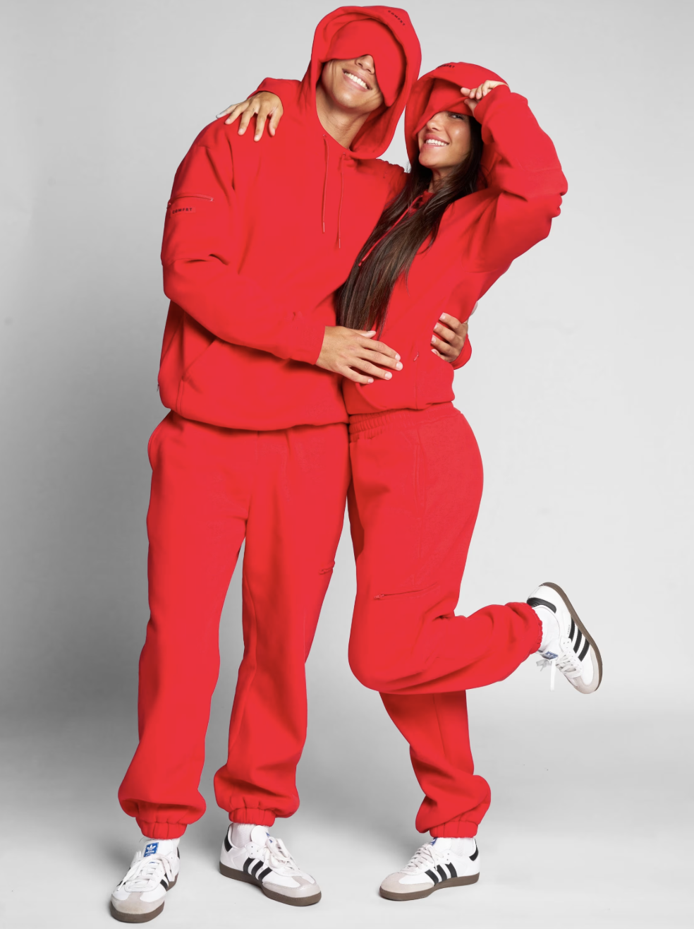 Couple portant des hoodies rouges Comfrt